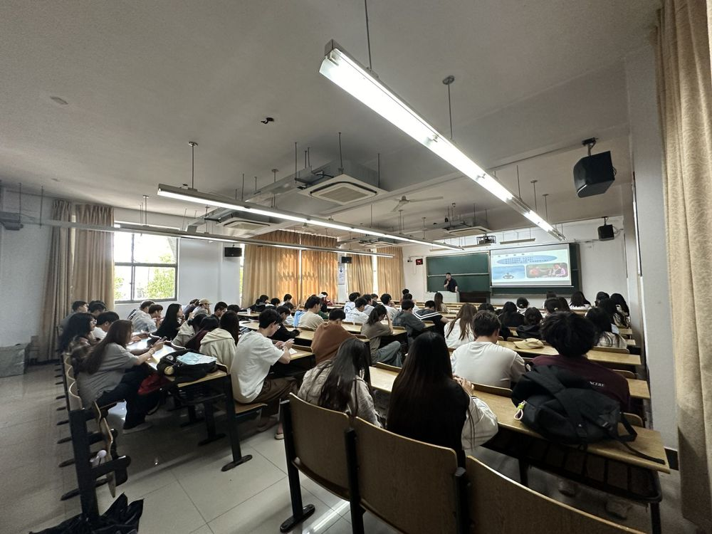 豪门国际科技集团在南京邮电大学通达学院举办讲座
